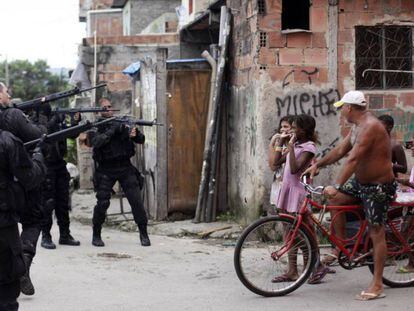 La policía en un barrio pobre de Río en marzo de 2014.