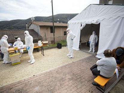 El municipio de Nerola, a pocos kilómetros de Roma, se ha transformado en un laboratorio contra el coronavirus donde están aplicando las tres pruebas diagnósticas disponibles a sus casi 2.000 habitantes.