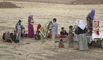 Yazidíes desplazados por la persecución de los yihadistas, cerca de la frontera con Siria.