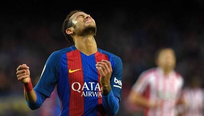 Neymar se lamenta en el duelo ante el Athletic.