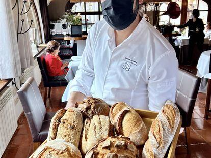 Samuel  Moreno y su bandeja de panes. J.C. CAPEL