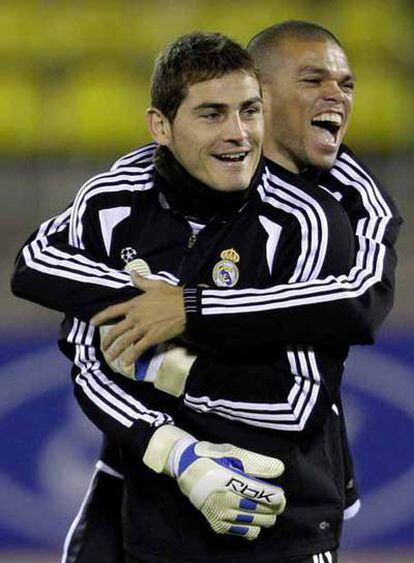 Pepe abraza a Casillas durante el entrenamiento de anoche.