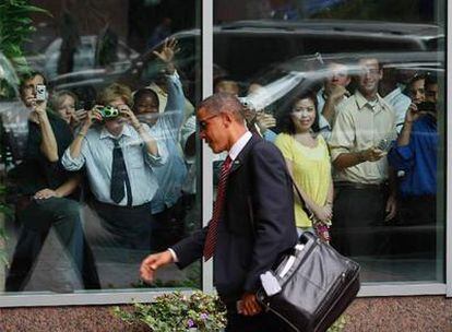 Los clientes de un hotel en Raleig (Carolina del Norte) fotografían a Barack Obama a su llegada a la ciudad.