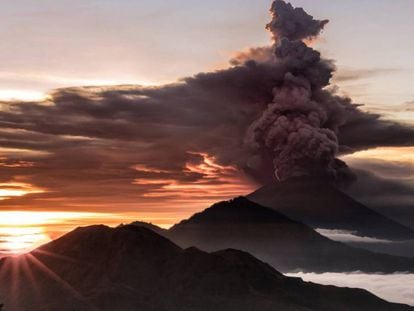 El volcán Agung se encuentra en el este de la isla, en el distrito Karangasem y lejos de la mayoría de las atracciones turísticas de Bali.