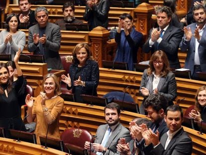 Diputados portugueses aplauden la aprobaci&oacute;n de la ley que permite adoptar a las parejas gais.