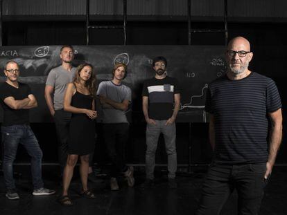 De izquierda a derecha, Óscar de la Fuente, Francisco Reyes, Irene Escolar, Nao Albet, Israel elejalde y Álex Rigola, en un ensayo de la obra.