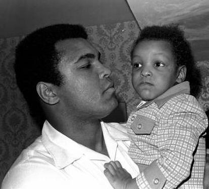 Ali con su hijo en 1975.