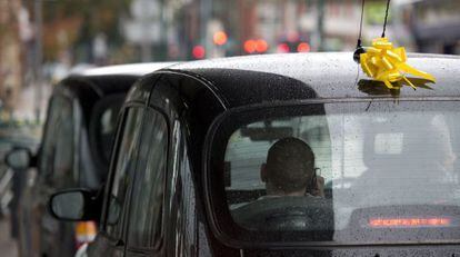 Un taxi con un adorno amarillo en memoria del Alan Henning, asesinado por el Estado Isl&aacute;mico.