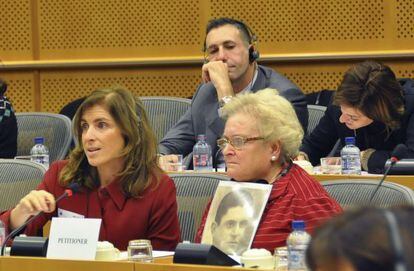 Anselma Guillermina G&oacute;mez y su hija Noelia Camacho, la pasada semana en el Parlamento Europeo.