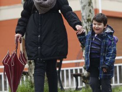 Aitor pasea acompañado de su madre, Almike, por las calles de Mutriku.