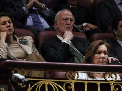 Elvira Fern&aacute;ndez y Dolores de Cospedal siguen el debate en la tribuna de invitados.