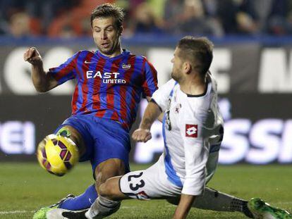 El jugador austriaco del Levante Ivanschitz pelea un bal&oacute;n con Lopo, del Deportivo.