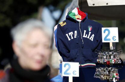 Varios productos a la venta en una tienda de souvernirs en Roma.