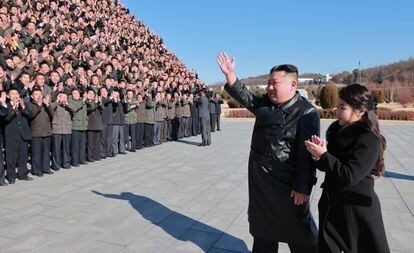 Kim Jong-un y supuestamente su hija mediana saludaban a un grupo de científicos que trabajan en el programa de misiles, en una fotografía sin fechar difundida el 27 de noviembre por el régimen norcoreano.