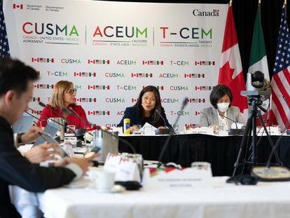 La secretaria de Economía de México, Tatiana Clouthier, la ministra de Comercio Internacional de Canadá, Mary Ng, y la representante de Comercio de Estados Unidos, Katherine Tai, durante el primer día de reunión en Vacouver, Canadá.