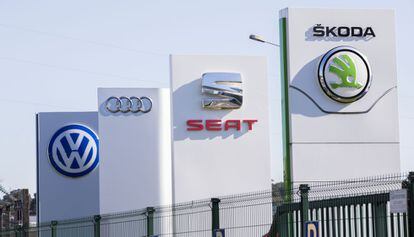 Els logotips de Volkswagen, Audi, Seat i Skoda, al parc logístic de Villers-Cotterets (França).