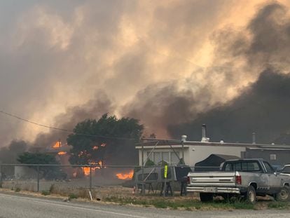 El humo se eleva e 30 de junio sobre la pequeña ciudad canadiense de Lytton, en la Columbia británica, después de que los incendios forestales obligaron a sus residentes a evacuar,