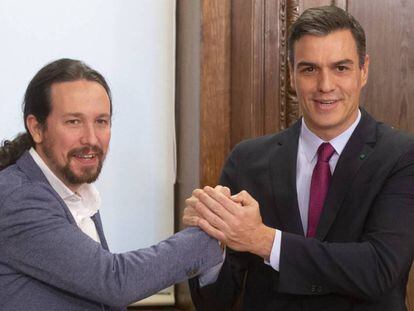 Sánchez e Iglesias, tras firmar el acuerdo el pasado lunes en el Congreso. En vídeo, la investidura sigue en el aire.