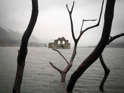 Una sequía en 2015 permitió que las ruinas de un templo fueran visibles sobre las aguas del embalse de Nezahualcóyotl en Chiapas (México).