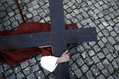 Un penitente representa la Pasión de Cristo durante la Semana Santa de 2008 en Ourem (Portugal).