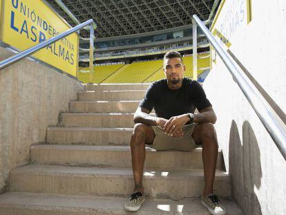 Boateng (y su sombra) posa para EL PAÍS este viernes en el estadio de Las Palmas.