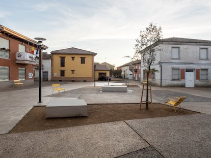 Una de las novedades es que los asientos amarillos, no están anclados, sino que se pueden mover a gusto del usuario: así se forman grupos a la sombra, al sol o donde más apetezca.