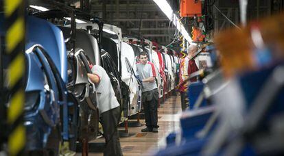 Operarios trabajan en la cadena de montaje de Seat en Barcelona.