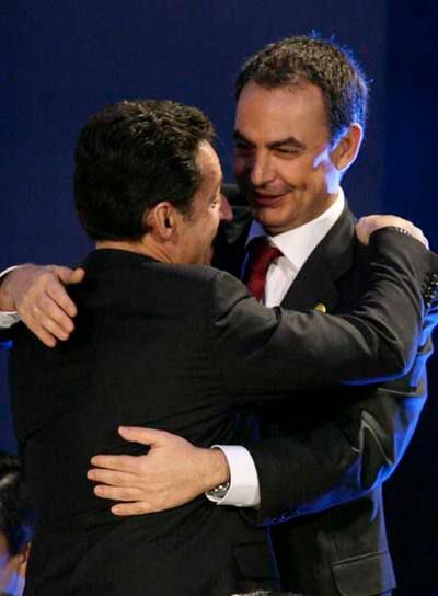 Zapatero abraza al presidente francés, Nicolas Sarkozy, ayer en Lisboa.