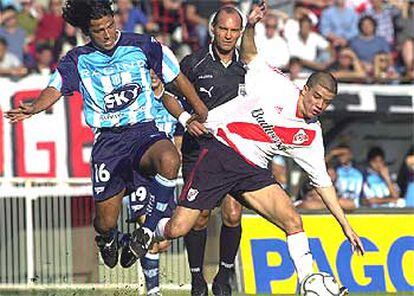 Bedoya, de Racing, agarra a D'Alessandro (Derecha) durante un partido del Clausura.