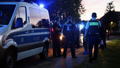 La policía alemana detiene a varios sospechosos en una patrulla en la frontera con Polonia, en Forst, la semana pasada, para impedir la entrada de migrantes en situación irregular.