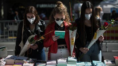 Una parada de libros en Paseo de Gràcia en Sant Jordi 2021.