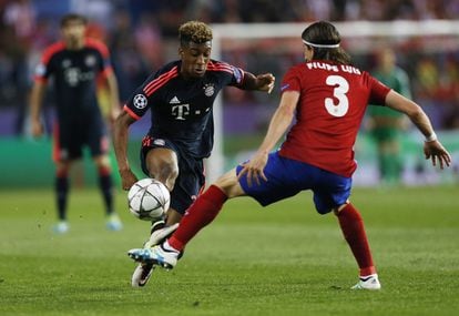 El centrocampista francés del Bayern Münich Kingsley Coman (d) intenta controlar el balón frente a Filipe Luis, del Atlético de Madrid.