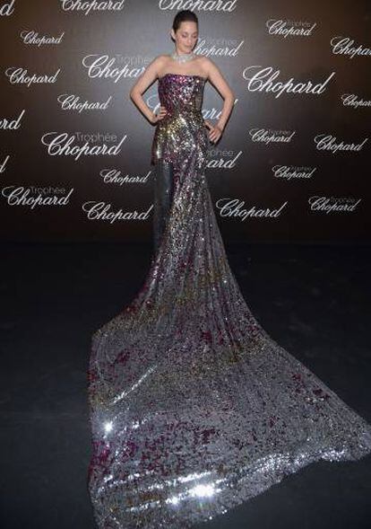 La actriz Marion Cotillard, vestida con un traje de la diseñadora británica Michael Halpern, anoche en Cannes.