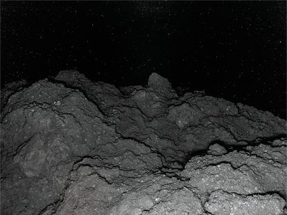 Superficie del asteroide Ryugu fotografiada por la sonda japonesa 'Hayabusa 2'.