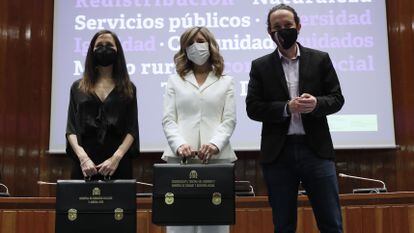 Ione Belarra y Yolanda Díaz, reciben las carteras de vicepresidenta y ministra de Derechos Sociales y Agenda 2030 de Pablo Iglesias.