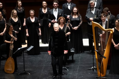 John Eliot Gardiner, en el centro, junto al Coro Monteverdi y la English Baroque Soloist, momentos antes de su concierto el martes en la Quincena Musical de San Sebastián.
