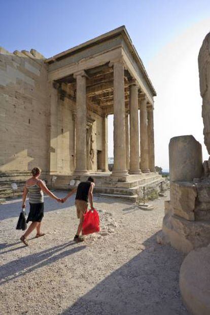 Dos visitantes en la Acrópolis (Atenas).