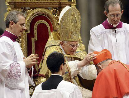 Benedicto XVI, ayer durante la ceremonia en la que se oficializaba el nombramiento de los 24 nuevos cardenales