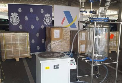 Máquina para fabricar 20 millones de pastillas de éxtasis junto con los 2.500 kilos del compuesto precursor incautados por la policía.