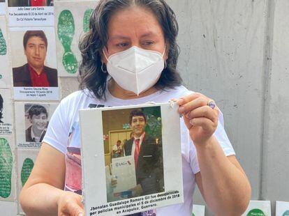 Socorro Gil González, sostiene un mosaico con la foto de su hijo Jonathan Guadalupe, desaparecido desde 2018.