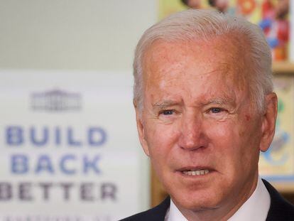 El presidente Biden ante un cartel del proyecto "Build Back Better", en Hartford, Connecticut, el 15 de octubre.