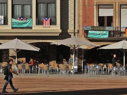 Ambiente en la plaza Mayor de Vic en la tarde de este jueves. 