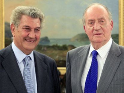 El Rey Juan Carlos I posa junto a Jesús Posada.