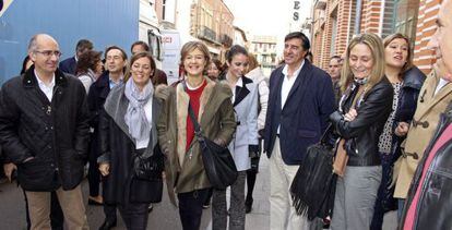 La ministra de Agricultura, Isabel García Tejerina (c) en un acto electoral en las calles de Peñaranda de Bracamonte (Salamanca).