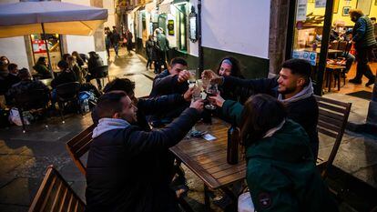 Un grupo de amigos brinda en una terraza de Santiago de Compostela.