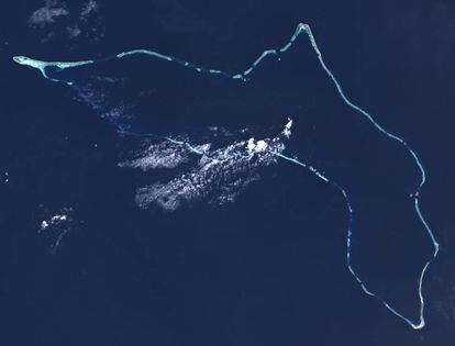 Imagen del Atolón Kwajalein captada desde el espacio por el Landsat 7.