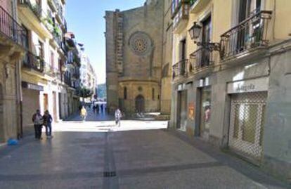 La esquina entre la calle 31 de Agosto y la plaza de Trinitate, donde se puede ver parte de la iglesia de Santa María, en San Sebastián.