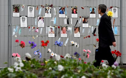 Un hombre observa el memorial a los trabajadores sanitarios fallecidos por coronavirus en San Petersburgo, este lunes.