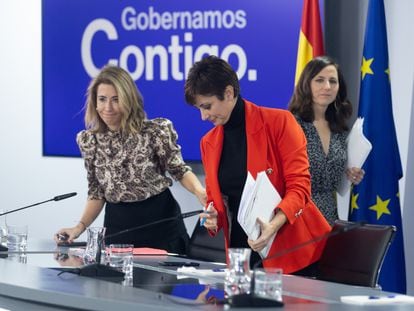 La ministra de Transportes, Raquel Sánchez (izquierda), la ministra portavoz, Isabel Rodríguez (centro), y la ministra de Derechos Sociales, Ione Belarra, tras un Consejo de Ministros, el pasado diciembre.