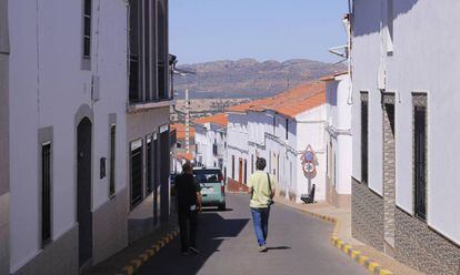 Dos personas caminan por una calle de Puerto Hurraco (Badajoz). 